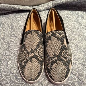Vionic Black and Gray Patterned Loafers